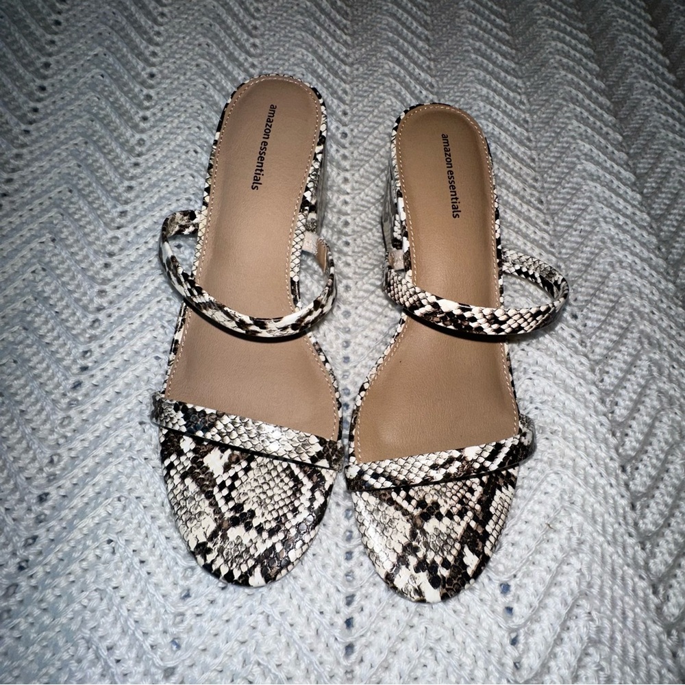 Amazon Essentials Women's Thin Two Strap Heeled Slide -9.5 never worn